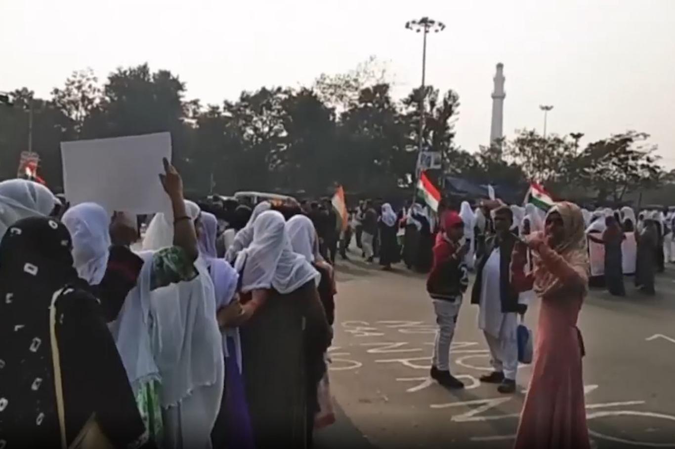 مسلمات في مدينة كولكاتا يشاركن في مسيرة احتجاجا على قانون الجنسية الجديد